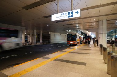 Tokyo, Japonya-Eylül 9, 2018: Haneda Havaalanı uluslararası yolcu Terminal otobüs teslim alan