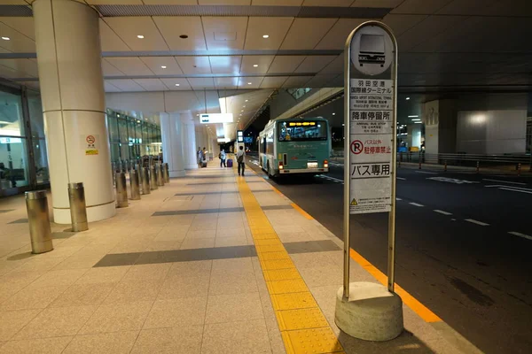 Tokyo, Japonya-Eylül 9, 2018: Haneda Havaalanı uluslararası yolcu Terminal otobüs teslim alan