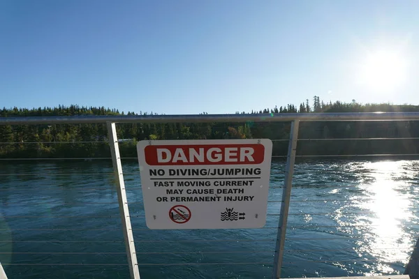 Whitehorse Canadá Septiembre 2018 Río Yukón Fluye Whitehorse Canadá Septiembre — Foto de Stock