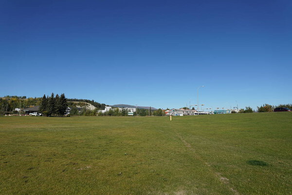 Уайтхорс, Канада-10 сентября 2018 года: Lonely Yellow Fire Hydrant в парке Уайтхорс, Канада
 