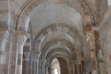 Vezelay, Fransa-Ekim 16, 2018: Basilica Sainte-Marie-Madeleine Vezelay içinin