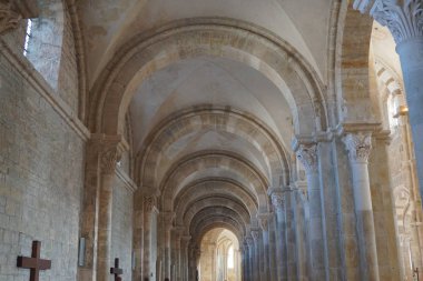 Vezelay, Fransa-Ekim 16, 2018: Basilica Sainte-Marie-Madeleine Vezelay içinin
