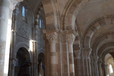Vezelay, Fransa-Ekim 16, 2018: Basilica Sainte-Marie-Madeleine Vezelay içinin