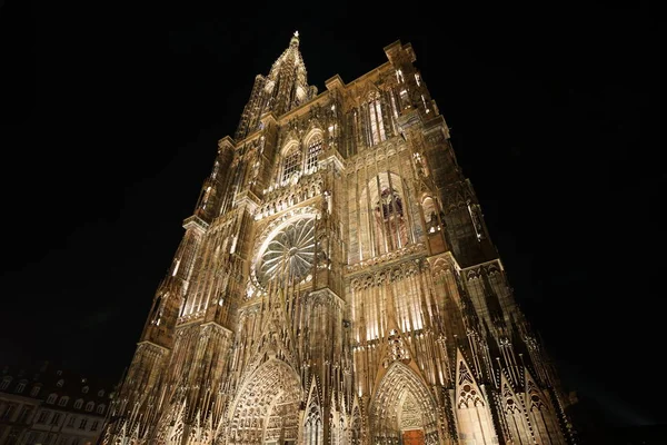Strasbourg, Fransa-Ekim 12, 2018: Strazburg, Fransa ' nın Notre Dame Katedrali'nde şafak