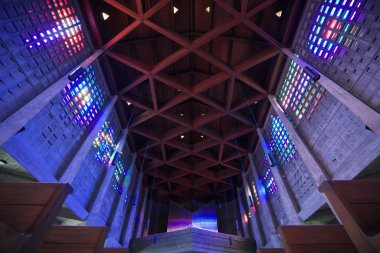 Bakara, Fransa-Ekim 11, 2018: Saint Remy kilisede Bakara duvardaki renkli kristaller tarafından aydınlatılmış iç. 