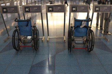 Tokyo, Japonya-Ekim 20, 2018: Haneda Havaalanı dış hatlar yolcu terminali tekerlekli sandalye
