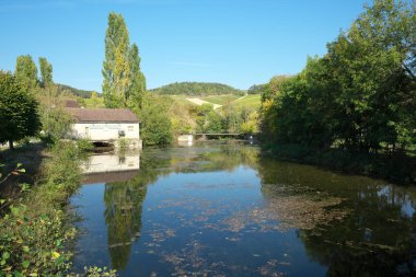 Chablis, Fransa-Ekim 16, 2018: Golden Gate of Burgundy, Bourgogne bölgesi, beyaz şarap için ünlü Chablis Köyü