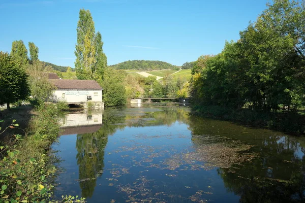 Chablis, Fransa-Ekim 16, 2018: Golden Gate of Burgundy, Bourgogne bölgesi, beyaz şarap için ünlü Chablis Köyü
