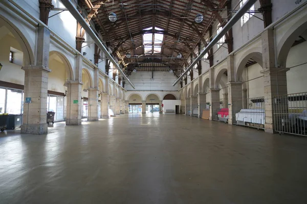 Beaune, Fransa-Ekim 15, 2018: Pazar yanında yer de la Halle Beaune, Fransa