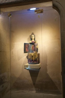Eguisheim, Fransa-Ekim 13, 2018: Açılış Virgin veya Vierge Ouvrante veya tapınak Madonna, Parish Kilisesi veya Eguisheim St. Peter ve St. Paul Kilisesi