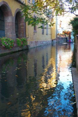 Colmar, Fransa-Ekim 13, 2018: sonbahar Colmar, Fransa, bir kanal düz oturaklı tekne gezisine. Bu alan Petite Venise veya küçük Venedik adlandırılır.