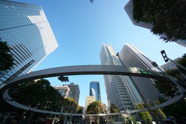 Tokyo, Japonya-Kasım 3, 2018: Batı Shinjuku İstasyonu Tokyo sabah alanının. 