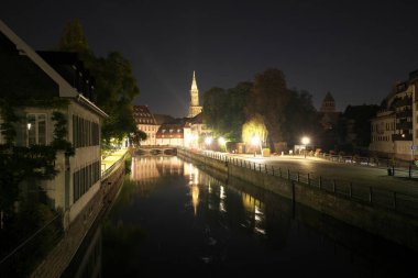 Strasbourg, Fransa-Ekim 13, 2018: Moulins kare ya da Suzanne Lacore Meydanı Vauban baraj veya sabahın erken saatlerinde büyük kilit Strasbourg, Fransa