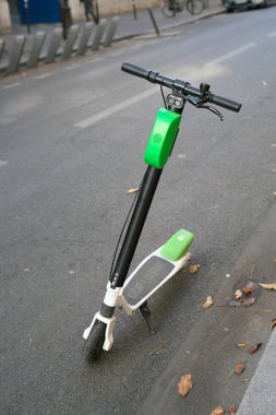 Paris, Fransa-Ekim 17, 2018: Bir Elektrikli Scooter Paris'te ayakta