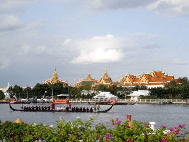 Bangkok, Tayland-Ekim 30, 2007: Royal mavna alayı Chao Phraya Nehri Bangkok, Tayland için düzenlenen