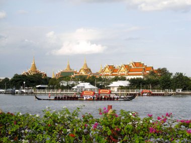 Bangkok, Tayland-Ekim 30, 2007: Royal mavna alayı Chao Phraya Nehri Bangkok, Tayland için düzenlenen