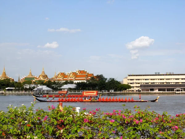 2007年10月30日 皇家驳船游行举行在 Chao Phraya 河在曼谷 — 图库照片