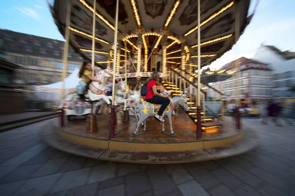 Estrasburgo Francia Octubre 2018 Panorama Personas Disfrutando Montando Carrusel —  Fotos de Stock