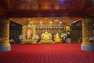 Bangkok, Tayland-Aralık 8, 2018: Portre Rama IX ve Wat Paknam Phasicharoen altın bir Buda heykeli