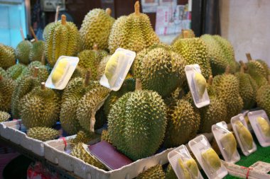 Bangkok, Tayland-Aralık 7, 2018: Durians gece Bangkok, China Town, Yaowarat, sokak satıcısı tarafından satılan