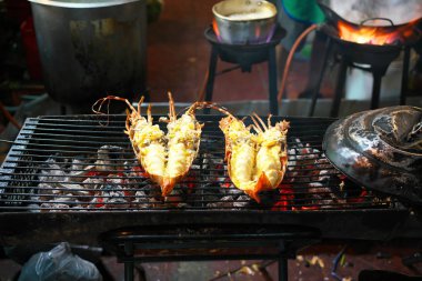 Bangkok, Tayland-Aralık 7, 2018: ıstakoz gece Bangkok, China Town, Yaowarat, sokak satıcısı tarafından satılan