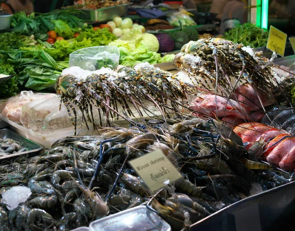 2018年12月7日 泰国曼谷 街头小贩在曼谷耀华拉特中国城销售的龙虾 — 图库照片