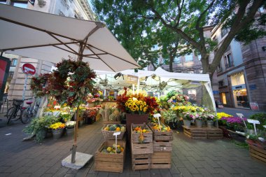 Strasbourg, Fransa-Ekim 12, 2018: Grandes Arcades Strazburg, Fransa Kleber kare bağlama sokak