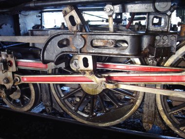 Bangkok, Tayland-Aralık 5, 2013: Driving tekerlekleri Bangkok Hua Lamphong istasyonunda bir buharlı lokomotif Tren