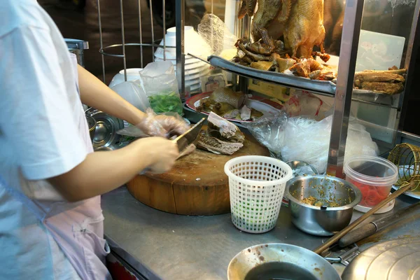 バンコク 2018 バンコクの夜 ヤワラート中華街で露店で売られて鶏のグリル — ストック写真