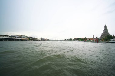 Bangkok, Tayland-Aralık 8, 2018: Görünüm Chao Phraya Nehri feribot bir yağmurlu günde nehirden