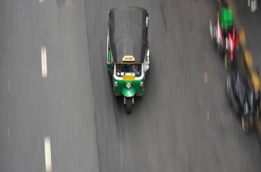 Bangkok, Tayland-Aralık 8, 2018: Panning ile Tuk koşma vasıl Patpong Bangkok Silom cadde Tuk