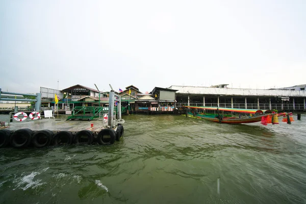Bangkok Thailanda Decembrie 2018 Tha Tian Ferry Pier Barca Râul — Fotografie, imagine de stoc