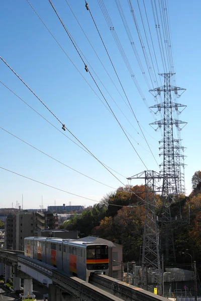 東京の郊外で東京 2018 モノレール車両の実行 — ストック写真