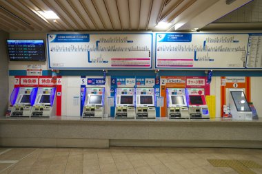 Tokyo, Japonya-Aralık 20, 2018: Bilet satış makineleri Odakyu Shinjuku İstasyonu sabah