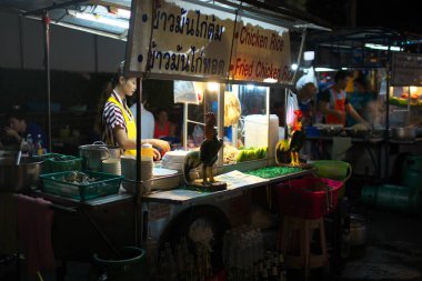 Bangkok, Tayland-Aralık 9, 2018: bir sokak satıcısı Surawong Street tarafından gece Bangkok'ta satılan tavuklu pilav