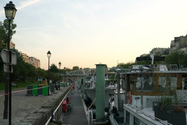 Paris, Fransa-Ekim 17, 2018: Bağlantı noktası Arsenal yakınındaki Place de la Bastille de Paris de demirli tekneler 
