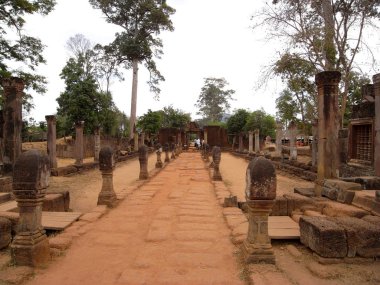 Siem Reap, Kamboçya-Mart 9, 2008: Bir yaklaşımı Banteay Srei 2008 yılı itibariyle.  
