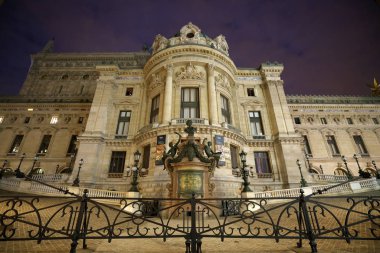 Paris, Fransa-Ekim 16, 2018: Palais Garnier'e veya Opera Ulusal de Paris sabahın erken saatlerinde