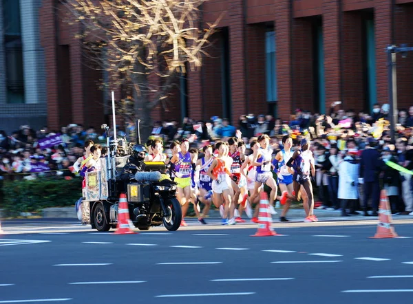 Tokyo, Japonya-Ocak 2, 2019: İlk ayağı Hakone Ekiden, Tokyo-Hakone collegiate ekiden yol röle üzerinde Ocak 2