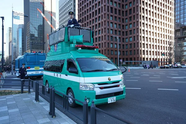 Tokio Japonia Styczeń 2019 Policja Straż Ludzi Odwiedzenia Pałacu Powitanie — Zdjęcie stockowe