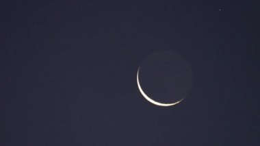 Tokyo, Japonya-Ocak 4, 2019: zor X-ray modülasyon teleskop, Hxmt Huiyan, Jan 4, 2019 tarihinde 06:11 at earthshine ayın Tokyo, Japonya'da yakınındaki geçer