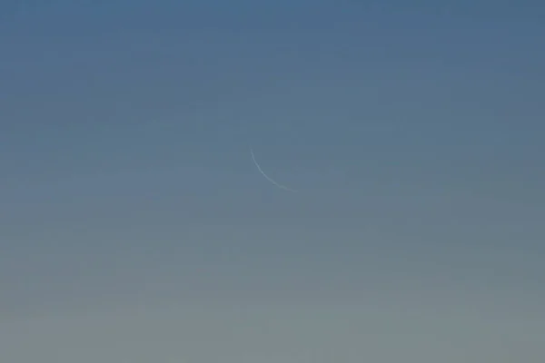 2019年1月5日 2019年1月5日上午 在日本东京观察到的非常纤细的月亮 预计第二天将发生部分日食 — 图库照片