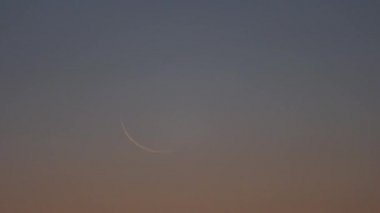 Tokyo, Japonya-Ocak 5, 2019: earthshine ile çok ince ay gözlenen Tokyo, Japonya'da 5 Ocak 2019 sabah. Kısmi güneş tutulması ertesi gün gerçekleşmesi beklenen.