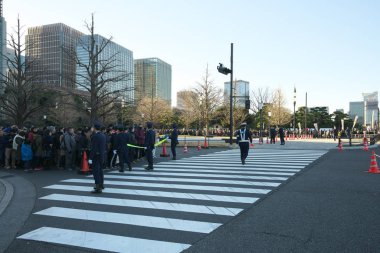 Tokyo, Japonya-Ocak 2, 2019: Metropolitan Polis memurları kontrol için yeni yıl tebrik Sarayı ziyaret etmelerini akışının