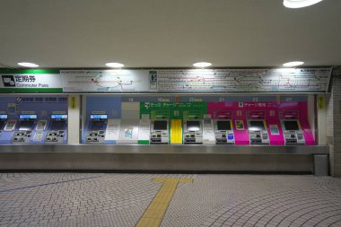 Tokyo, Japonya-Ocak 2, 2019: Bilet satış makineleri sabahın erken saatlerinde Tokyo Jr Shinjuku Station