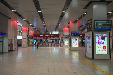 Tokyo, Japonya-Ocak 2, 2019: Bilet kapısı ya da sabahın erken saatlerinde Tokyo Keio Shinjuku İstasyonu bilet küçük kapı