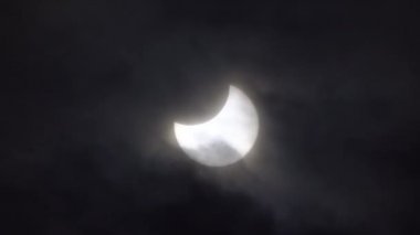 Tokyo, Japonya-Ocak 6, 2019: kısmi güneş tutulması gözlenen Tokyo, Japonya'da yaklaşık 10 am.