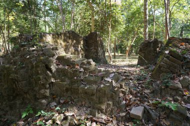Kampong Thom, Kamboçya-Ocak 12, 2019: Prasat Evet Puon Sambor olduğunuzu Kuk Kamboçya'da harap bir tapınakta