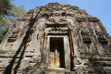 Kampong Thom, Kamboçya-Ocak 12, 2019: Prasat Evet Puon Sambor olduğunuzu Kuk Kamboçya'da harap bir tapınakta