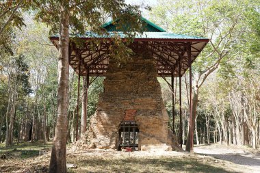 Kampong Thom, Kamboçya-Ocak 12, 2019: Prasat Evet Puon Sambor olduğunuzu Kuk Kamboçya'da harap bir tapınakta